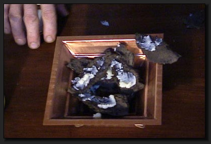 Ein d�nnes St�ck Kuhdung wird zur Seite gelegt. Damit wird das Agnihotra-Feuer dann angez�ndet