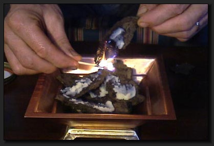 Hier wird das Agnihotra-Feuer angez�ndet. Verwenden Sie dazu nur Streichh�lzer.