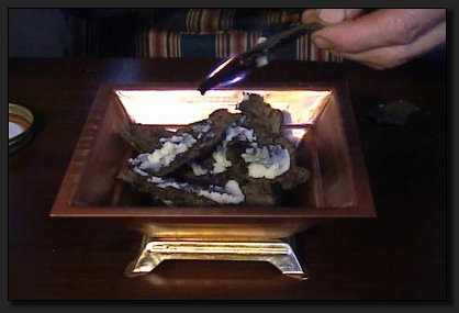 Manchmal dauert es etwas, bis das erste St�ck Kuhdung richtig brennt